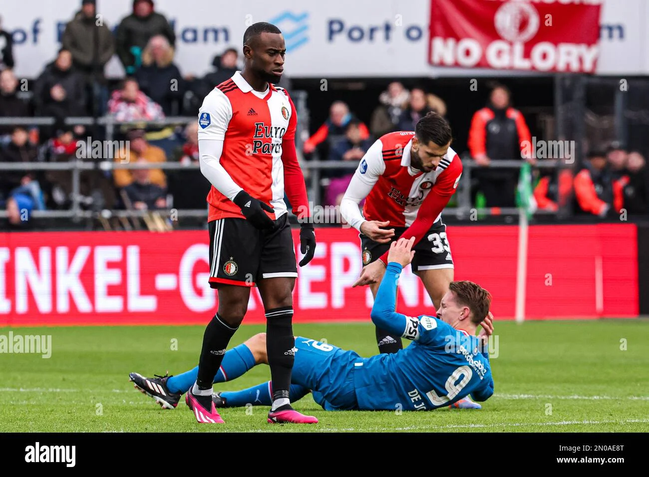 PSV vs Feyenoord: Drama 1-1, Suporter Baku Lempur, dan Sorotan Tajam untuk Geertruida