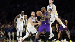 Stephen Curry Cetak 44 Poin, Samai Rekor LeBron James dan Bawa Warriors Menang Dramatis