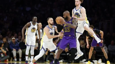 Stephen Curry Cetak 44 Poin, Samai Rekor LeBron James dan Bawa Warriors Menang Dramatis