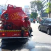 Surabaya Dilanda Panas Ekstrem, Damkar Siram Jalan hingga Pakar UNAIR Peringatkan Konflik Sosial