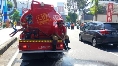 Surabaya Dilanda Panas Ekstrem, Damkar Siram Jalan hingga Pakar UNAIR Peringatkan Konflik Sosial