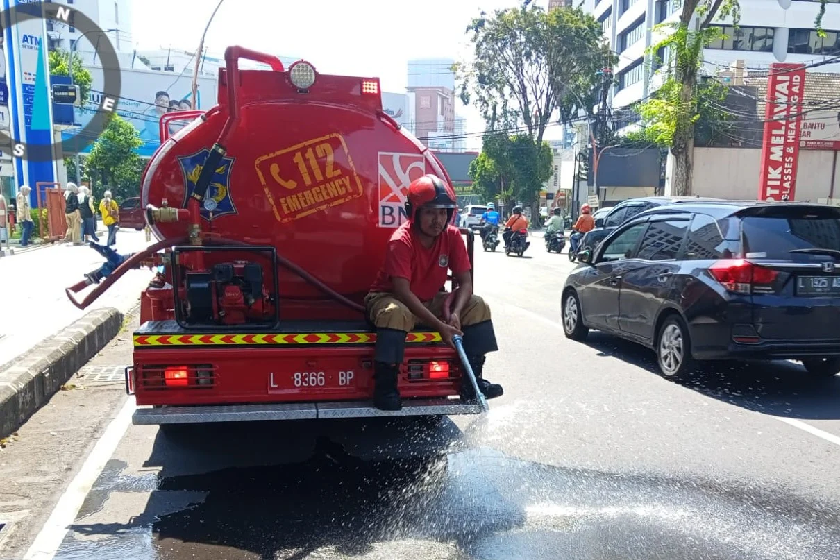 Surabaya Dilanda Panas Ekstrem, Damkar Siram Jalan hingga Pakar UNAIR Peringatkan Konflik Sosial