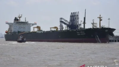 Teluk Oman Memanas: Kapal Kargo Dilumpuhkan AS, Harga Minyak Terbang