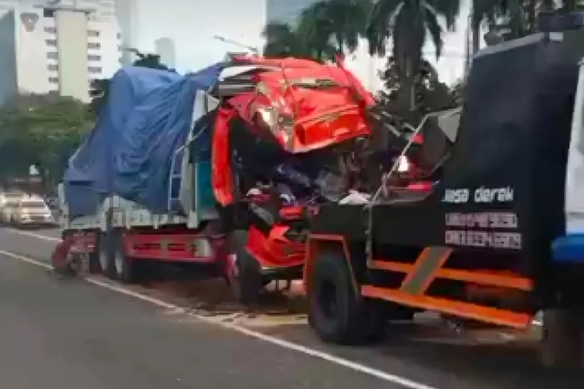 Tragedi Ganda di Tol Cijago: Truk Bermuatan Tiner Terbakar, Pemotor Mabuk Tewas dalam Sehari